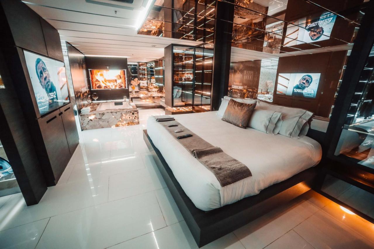 1Million Luxury Suites ميديلين المظهر الخارجي الصورة