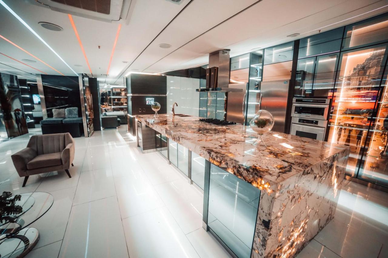 1Million Luxury Suites ميديلين المظهر الخارجي الصورة