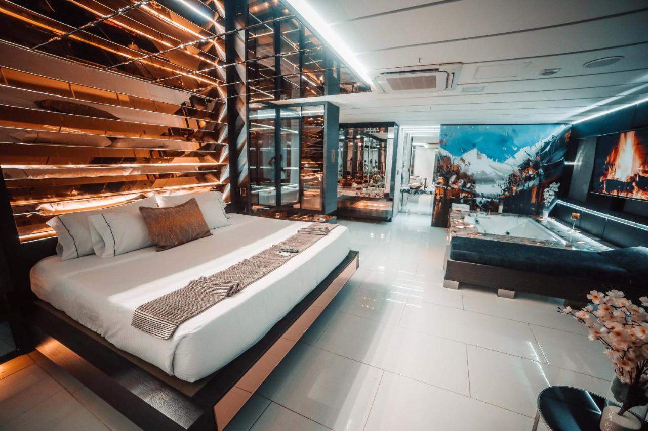 1Million Luxury Suites ميديلين المظهر الخارجي الصورة