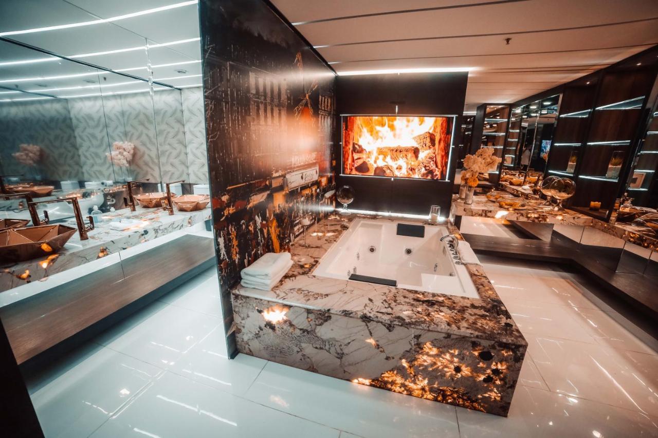 1Million Luxury Suites ميديلين المظهر الخارجي الصورة