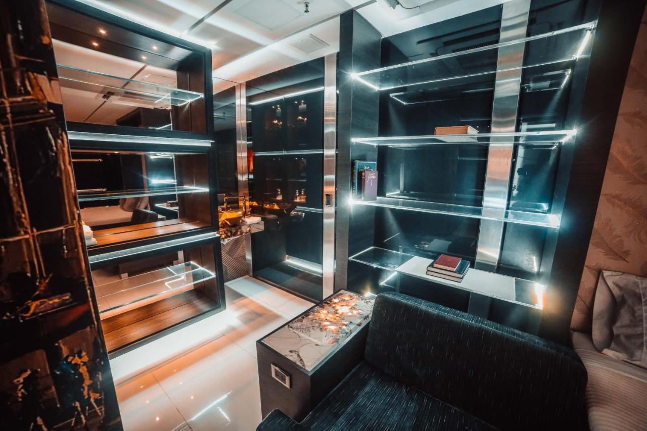1Million Luxury Suites ميديلين المظهر الخارجي الصورة