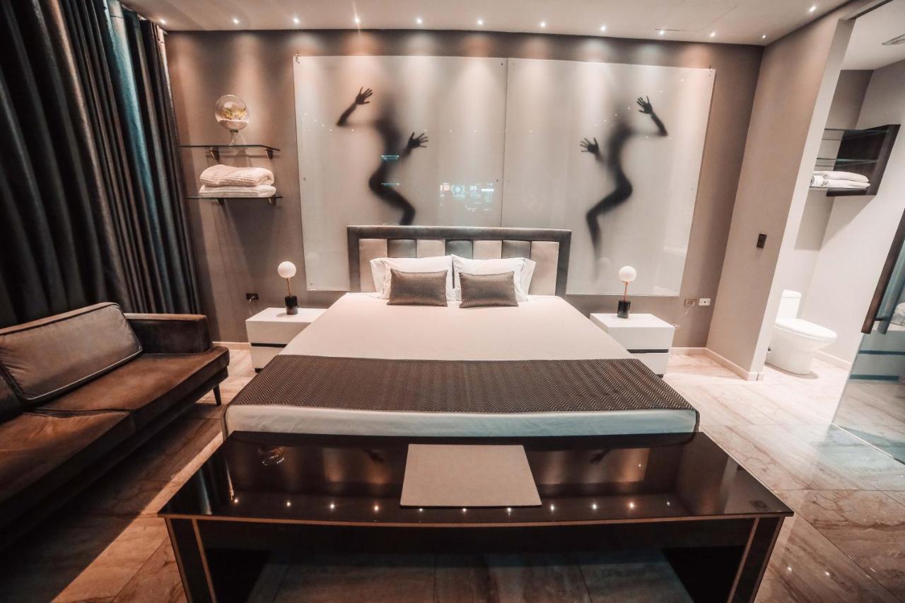 1Million Luxury Suites ميديلين المظهر الخارجي الصورة