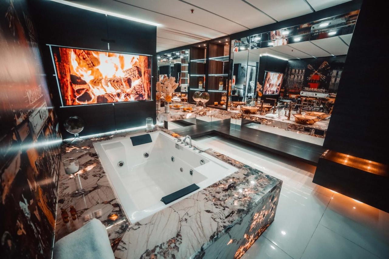 1Million Luxury Suites ميديلين المظهر الخارجي الصورة
