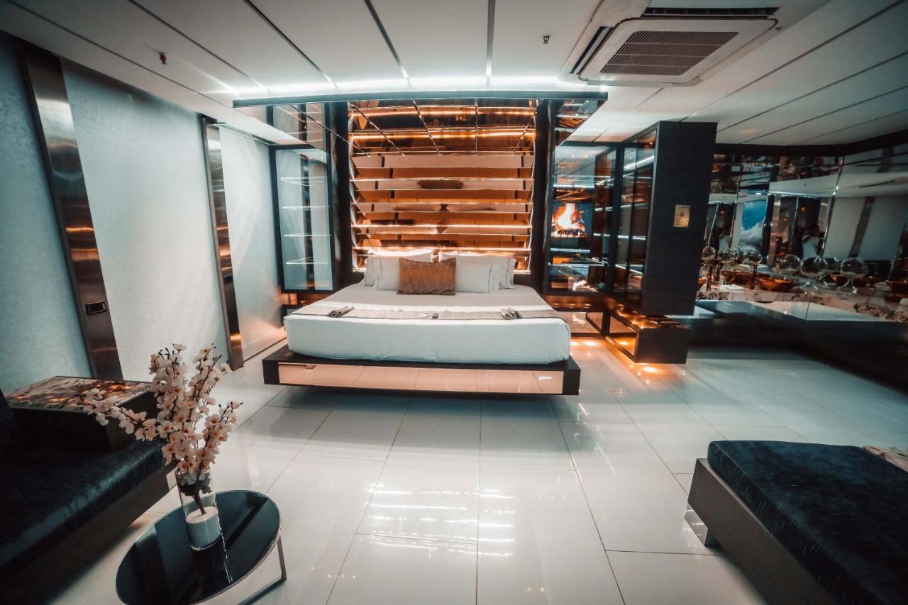 1Million Luxury Suites ميديلين المظهر الخارجي الصورة