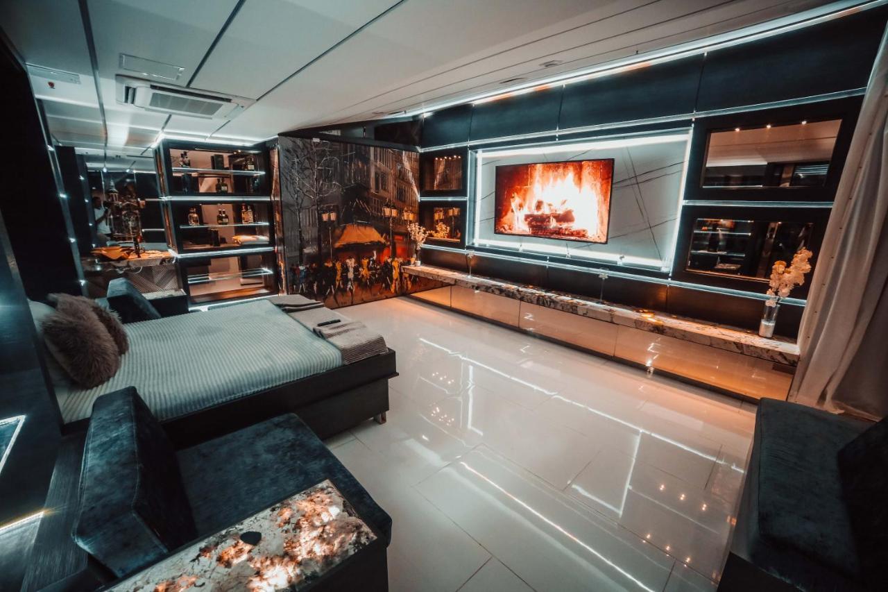 1Million Luxury Suites ميديلين المظهر الخارجي الصورة