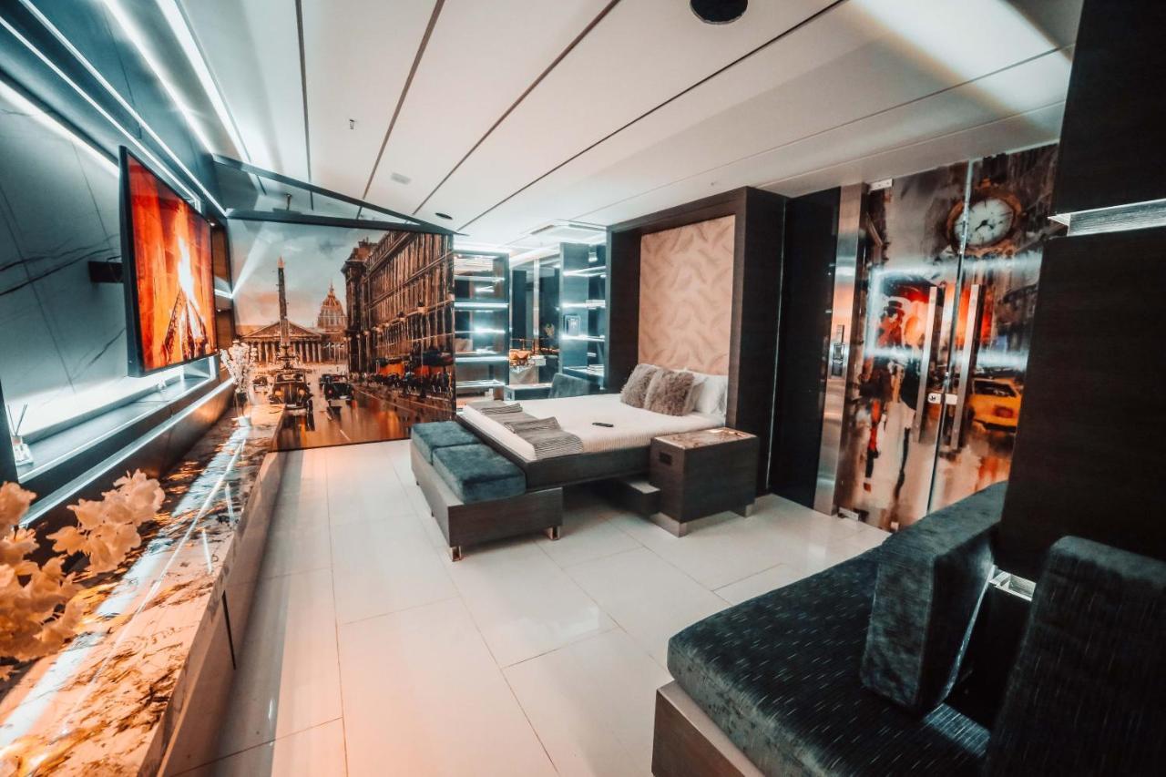 1Million Luxury Suites ميديلين المظهر الخارجي الصورة