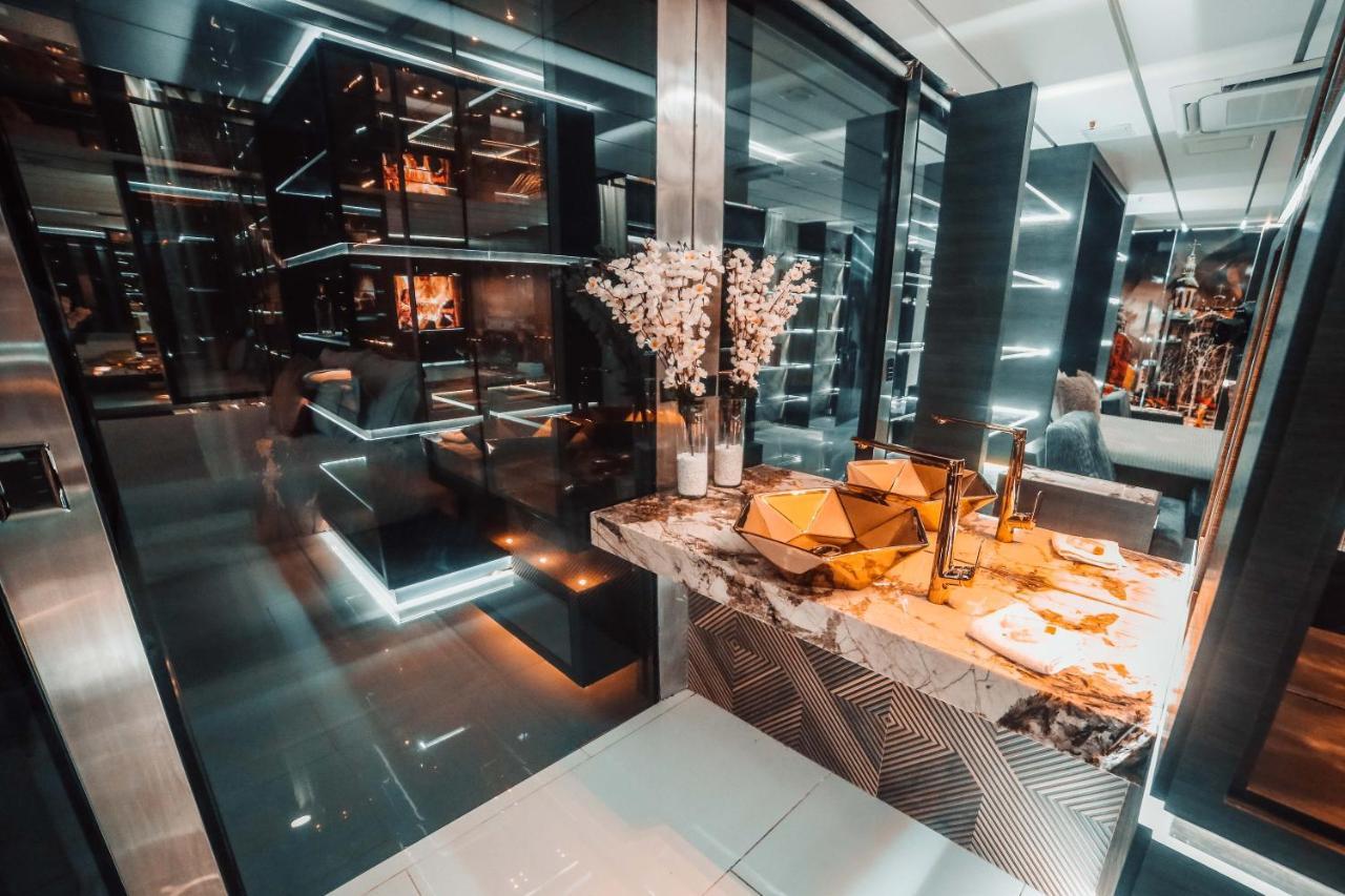 1Million Luxury Suites ميديلين المظهر الخارجي الصورة