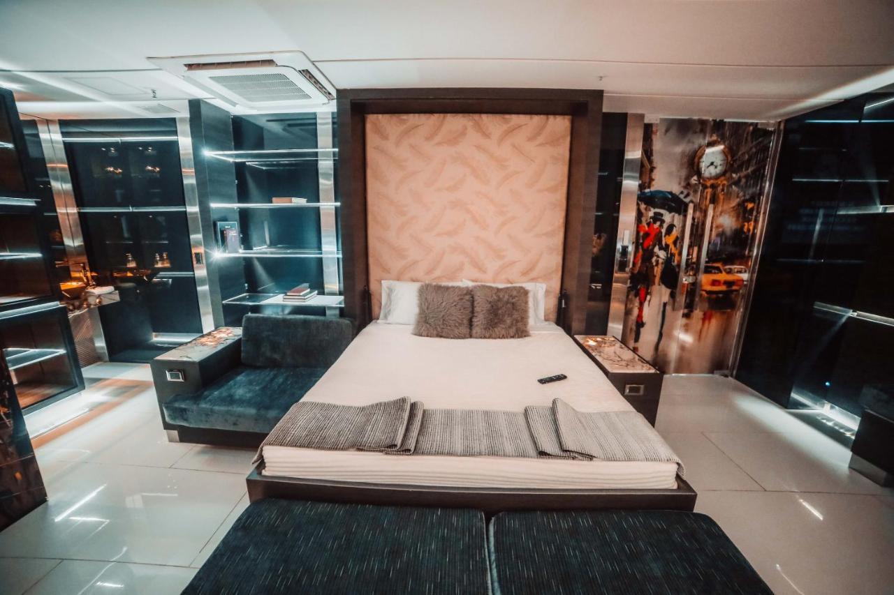 1Million Luxury Suites ميديلين المظهر الخارجي الصورة
