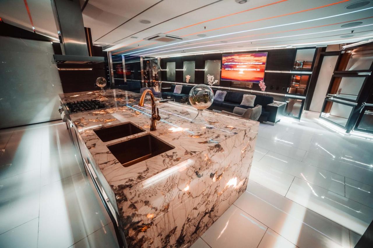 1Million Luxury Suites ميديلين المظهر الخارجي الصورة
