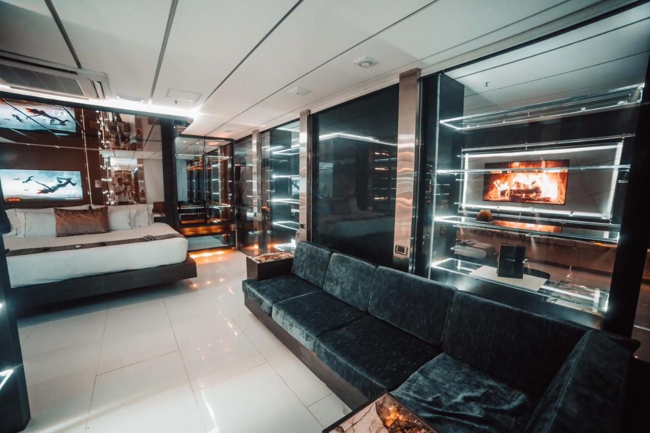 1Million Luxury Suites ميديلين المظهر الخارجي الصورة