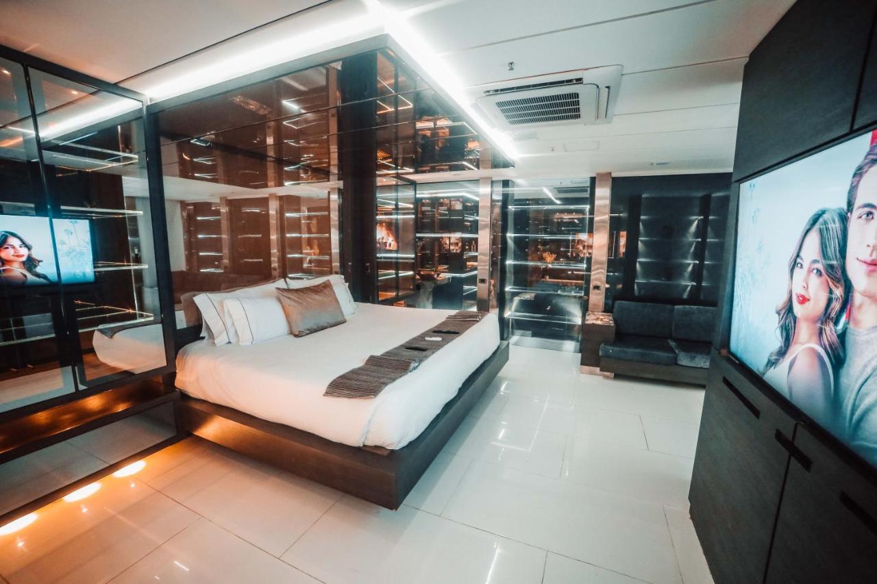 1Million Luxury Suites ميديلين المظهر الخارجي الصورة