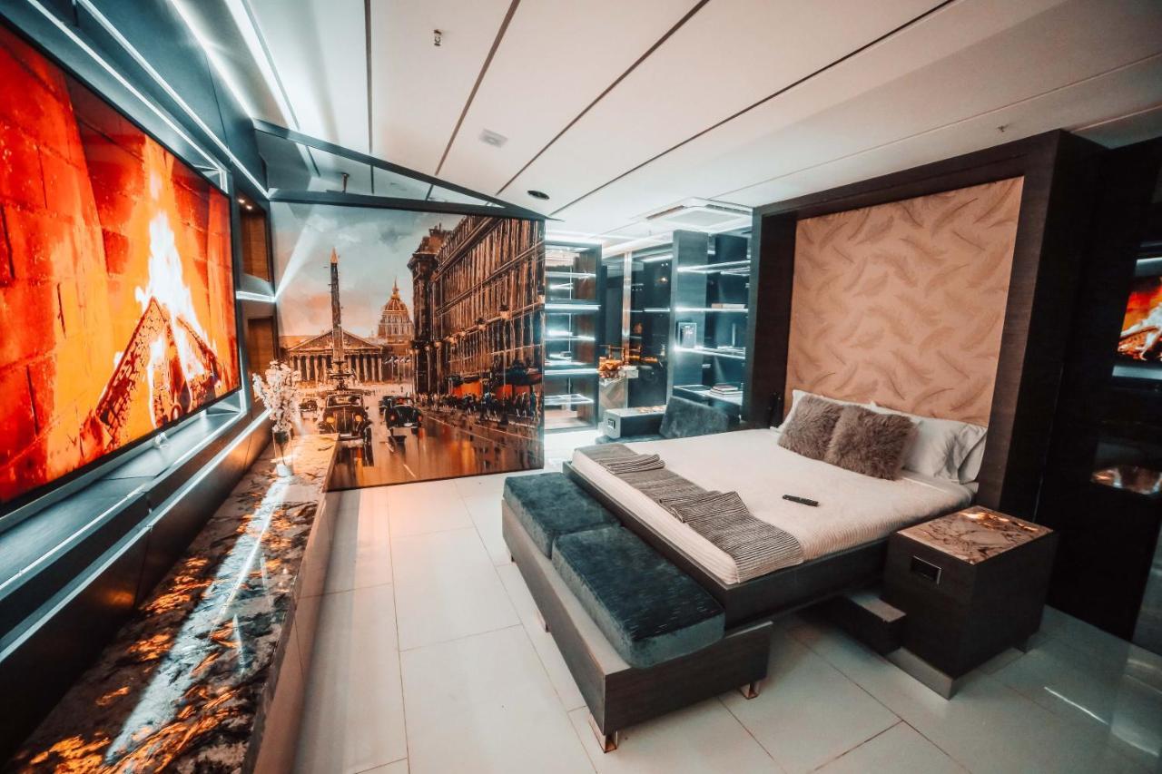 1Million Luxury Suites ميديلين المظهر الخارجي الصورة