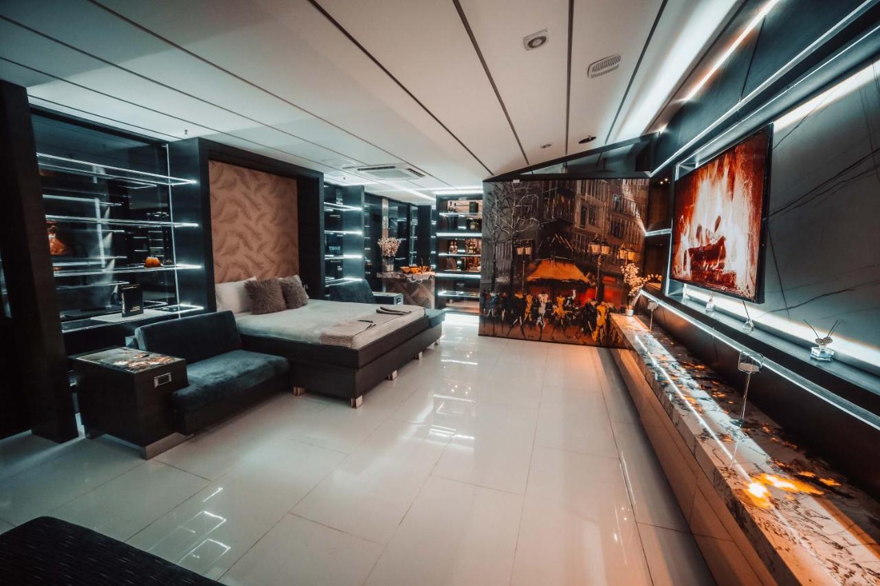 1Million Luxury Suites ميديلين المظهر الخارجي الصورة
