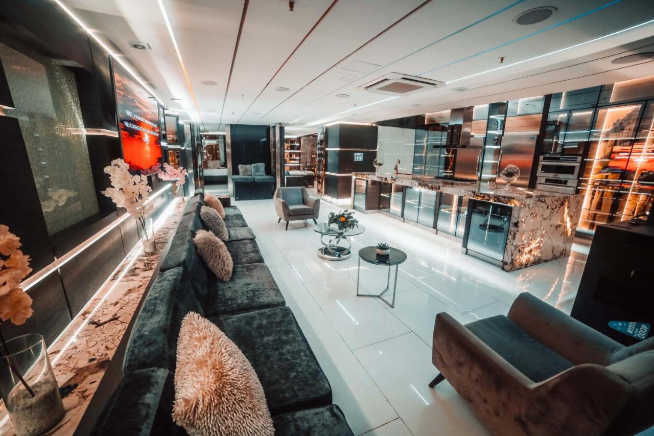 1Million Luxury Suites ميديلين المظهر الخارجي الصورة