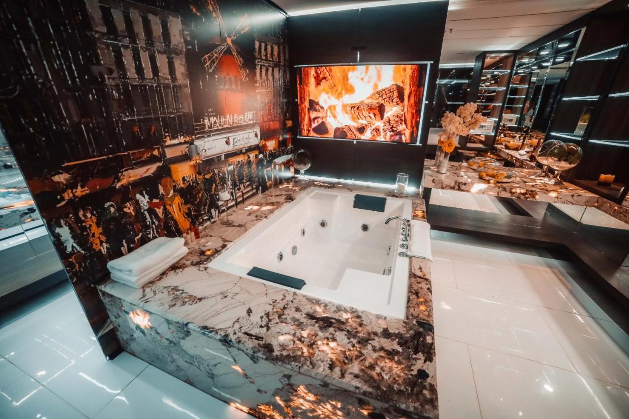 1Million Luxury Suites ميديلين المظهر الخارجي الصورة