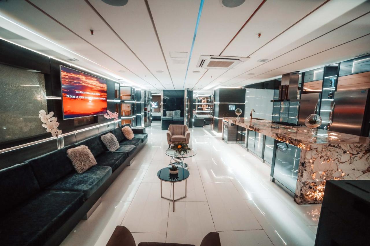 1Million Luxury Suites ميديلين المظهر الخارجي الصورة