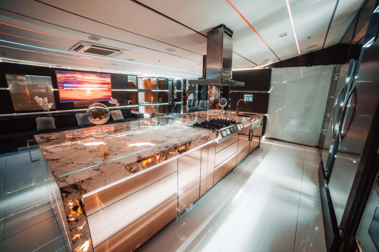 1Million Luxury Suites ميديلين المظهر الخارجي الصورة