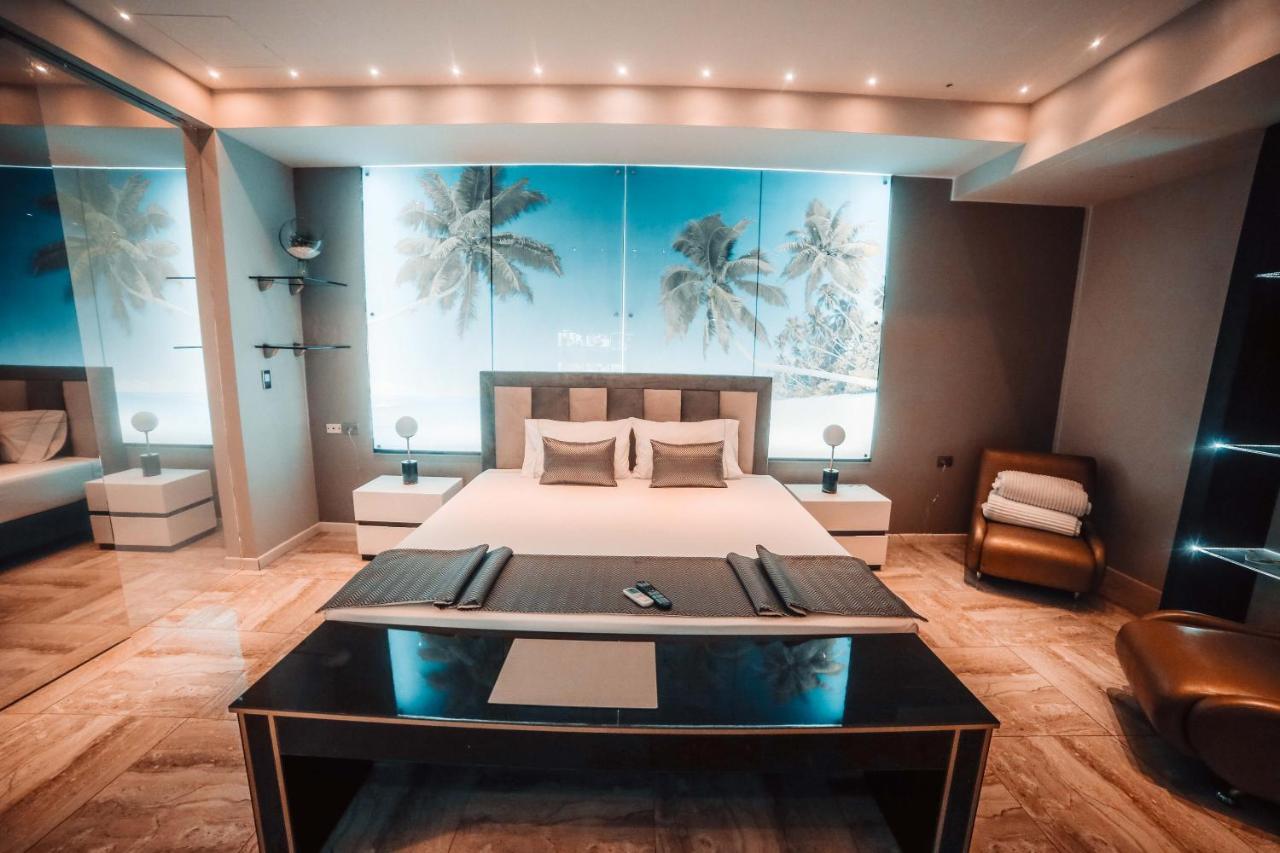 1Million Luxury Suites ميديلين المظهر الخارجي الصورة
