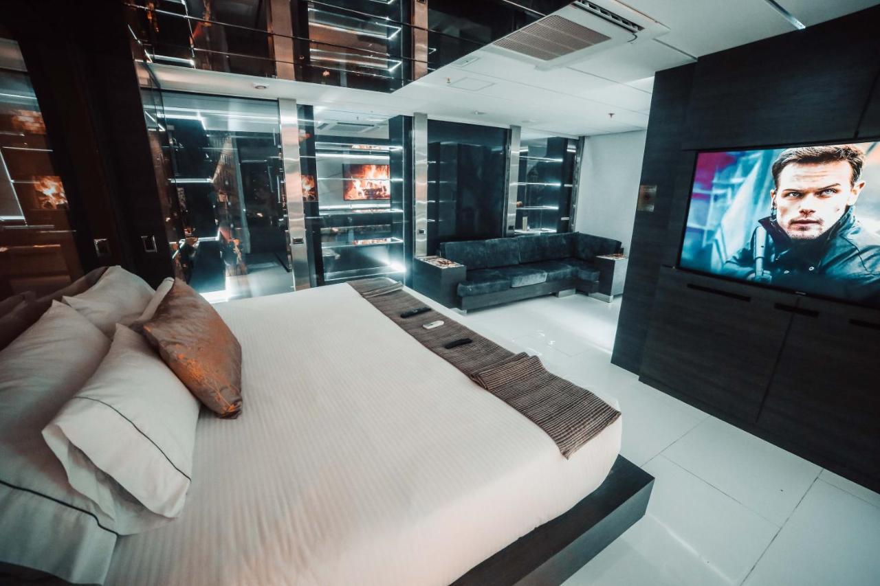 1Million Luxury Suites ميديلين المظهر الخارجي الصورة