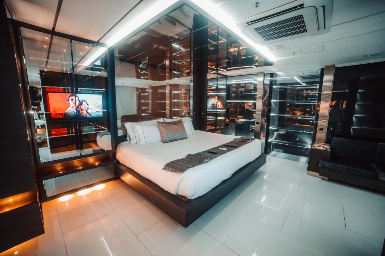 1Million Luxury Suites ميديلين المظهر الخارجي الصورة