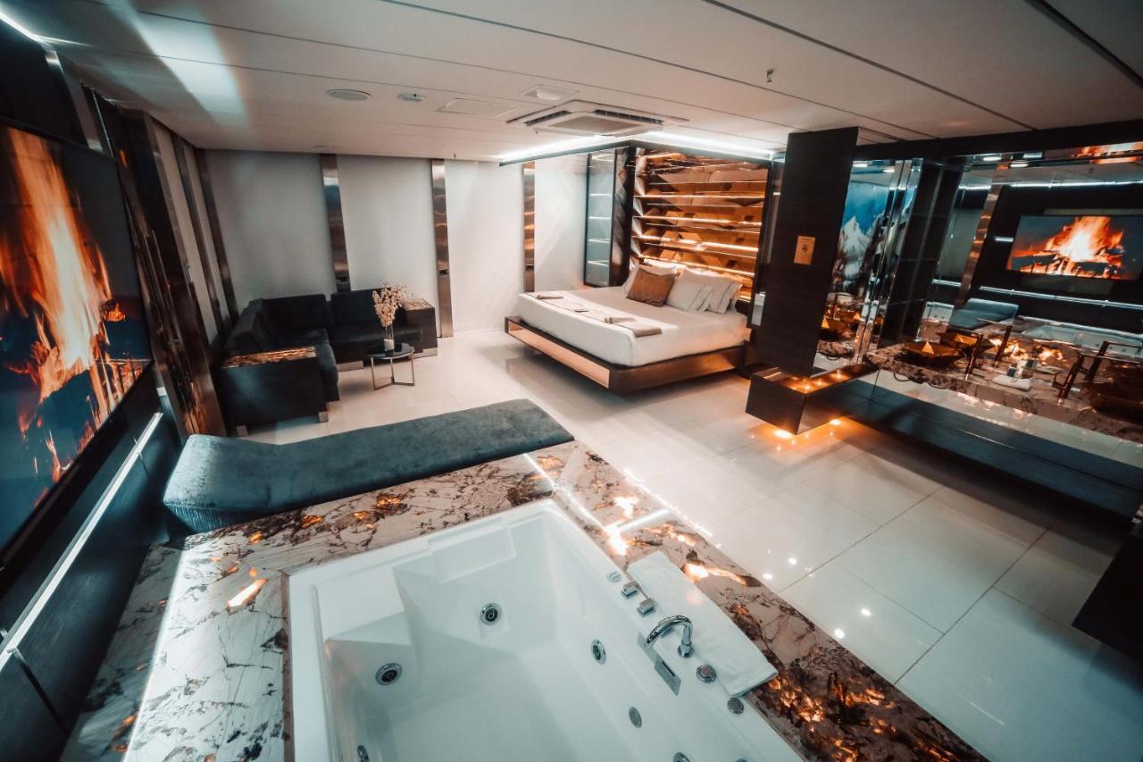 1Million Luxury Suites ميديلين المظهر الخارجي الصورة