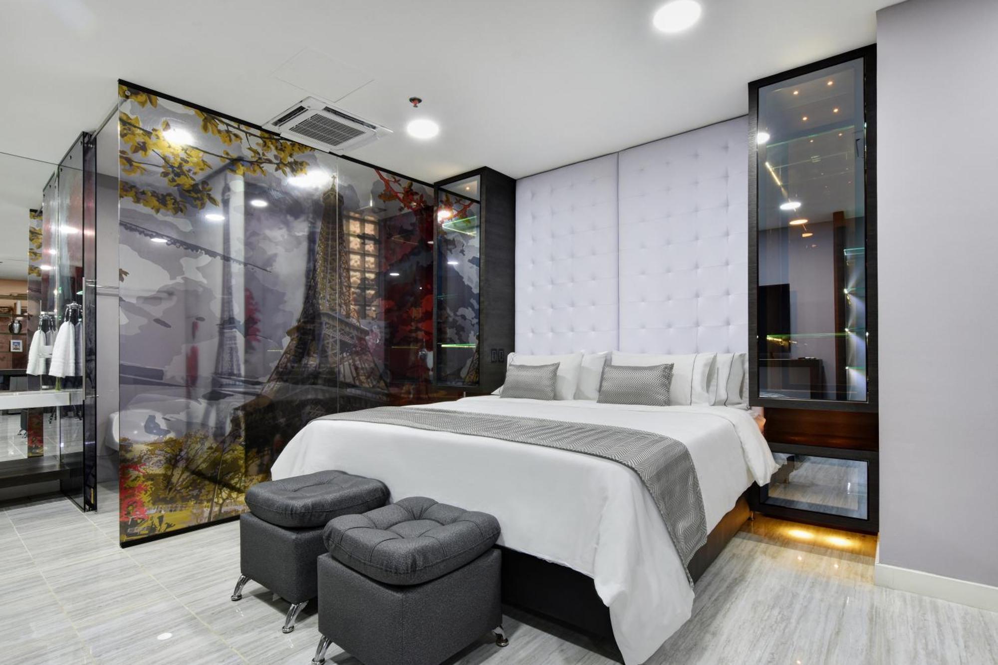 1Million Luxury Suites ميديلين المظهر الخارجي الصورة