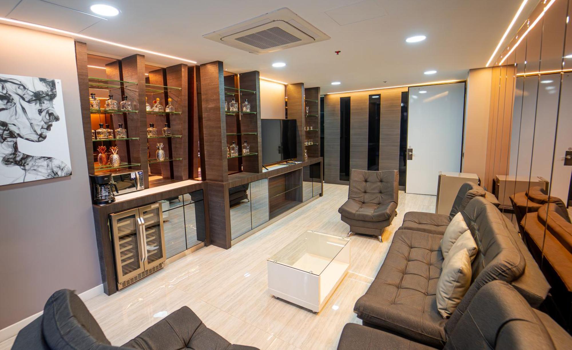 1Million Luxury Suites ميديلين المظهر الخارجي الصورة