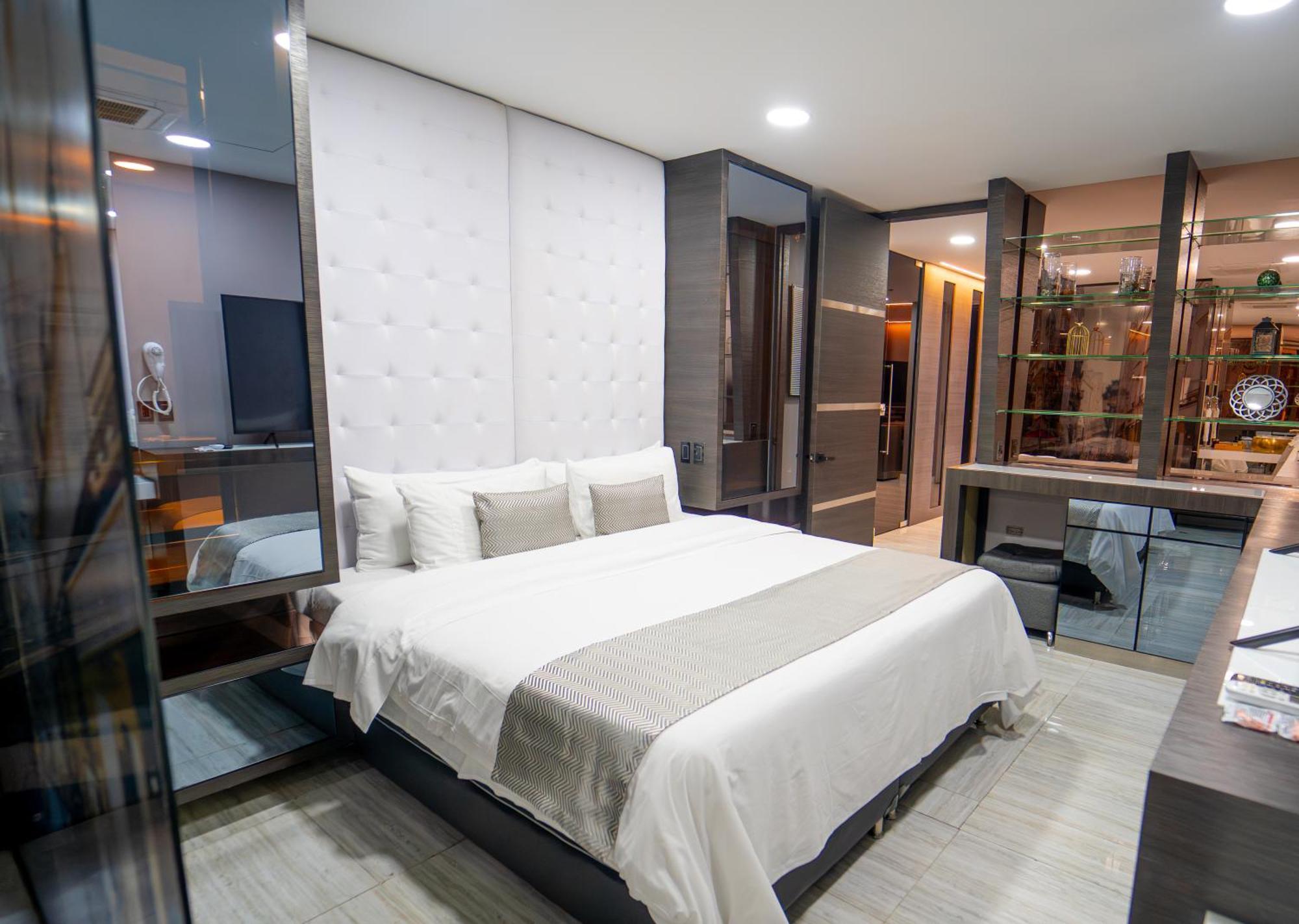 1Million Luxury Suites ميديلين المظهر الخارجي الصورة