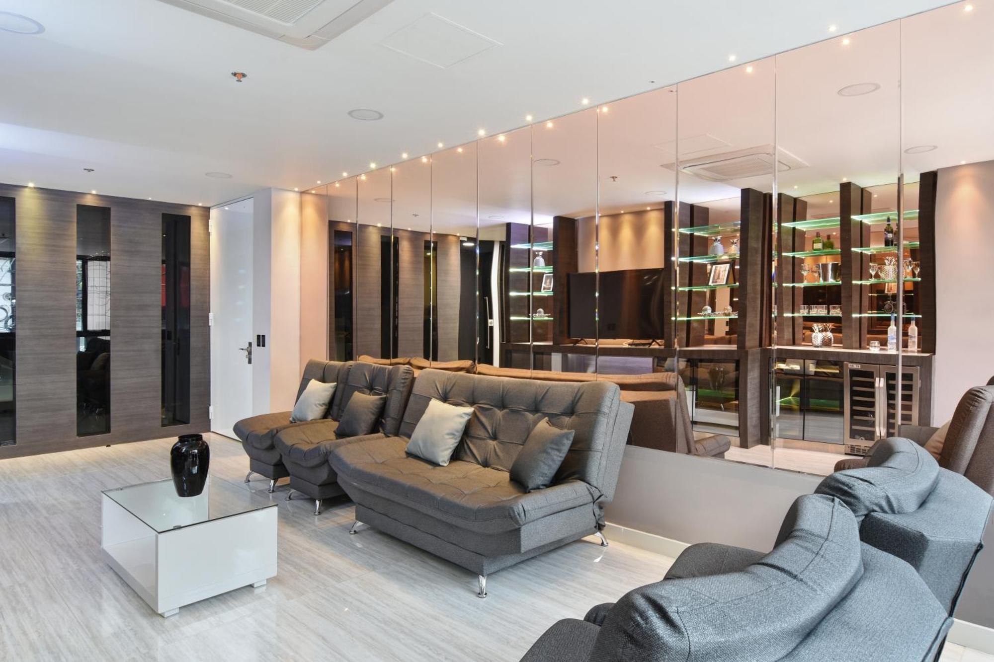 1Million Luxury Suites ميديلين المظهر الخارجي الصورة