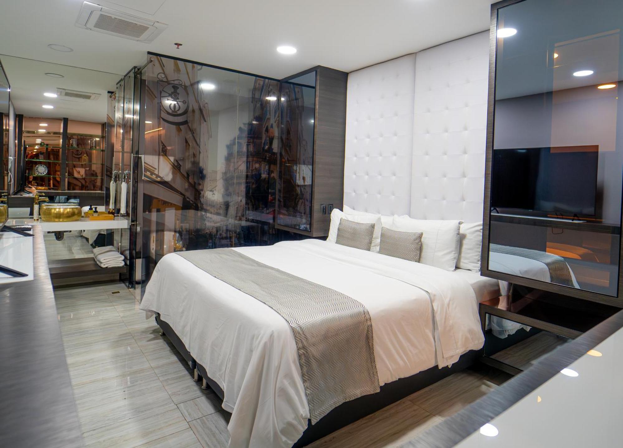 1Million Luxury Suites ميديلين المظهر الخارجي الصورة