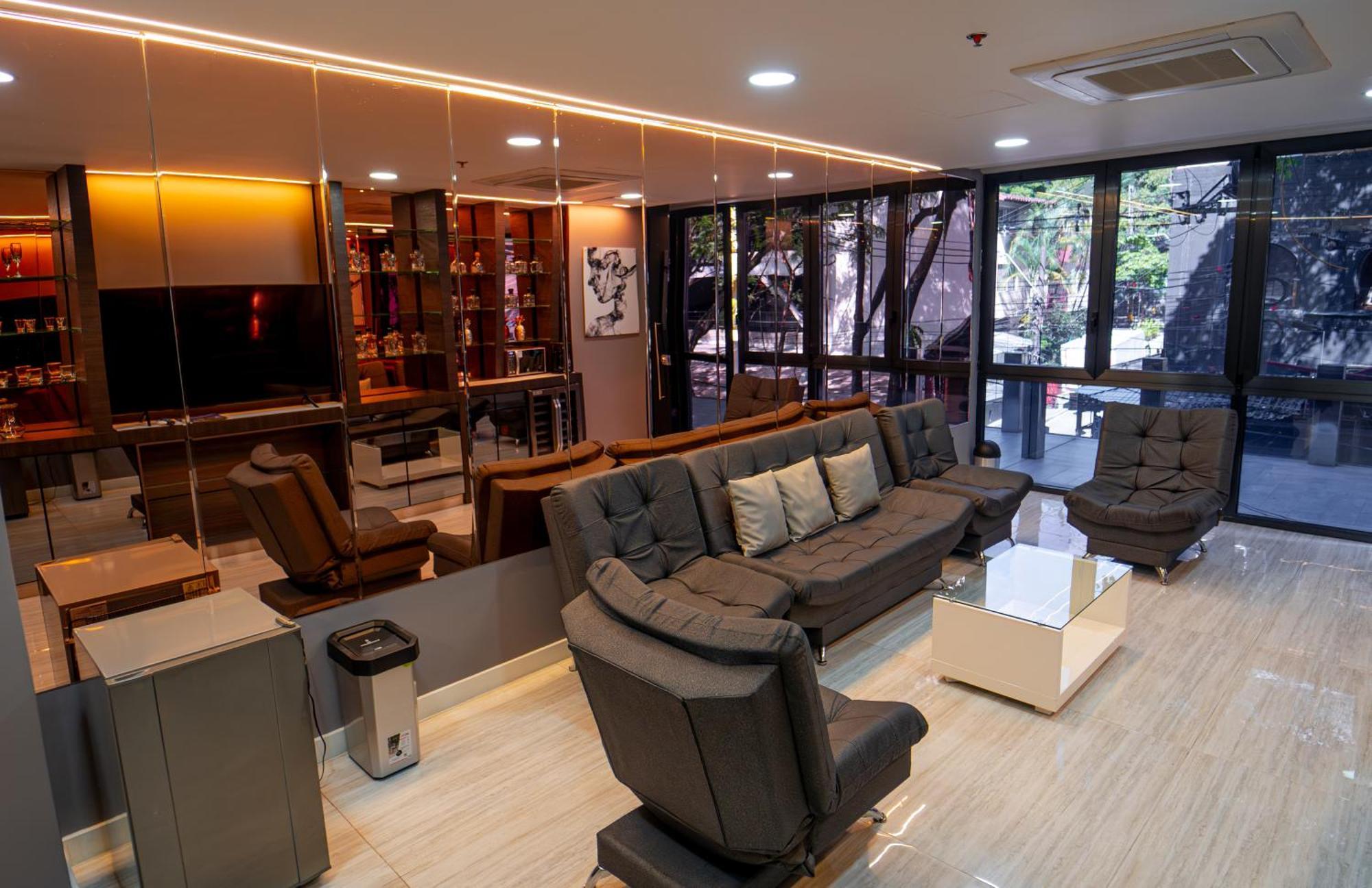 1Million Luxury Suites ميديلين المظهر الخارجي الصورة
